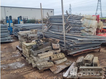 Строительное оборудование Stillage of Heras Fencing, Pallet of Fencing Feet (2 of), Pallet of Breeze Blocks, Bundle of Metal Safety Barriers: фото 4