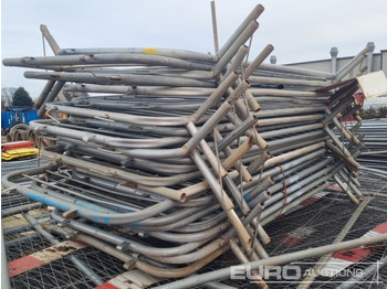 Строительное оборудование Stillage of Heras Fencing, Pallet of Fencing Feet (2 of), Pallet of Breeze Blocks, Bundle of Metal Safety Barriers: фото 5