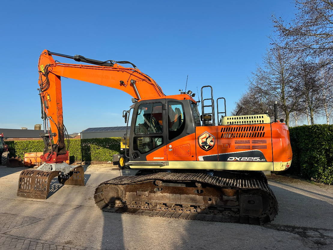 Гусеничный экскаватор Doosan DX225LC: фото 1