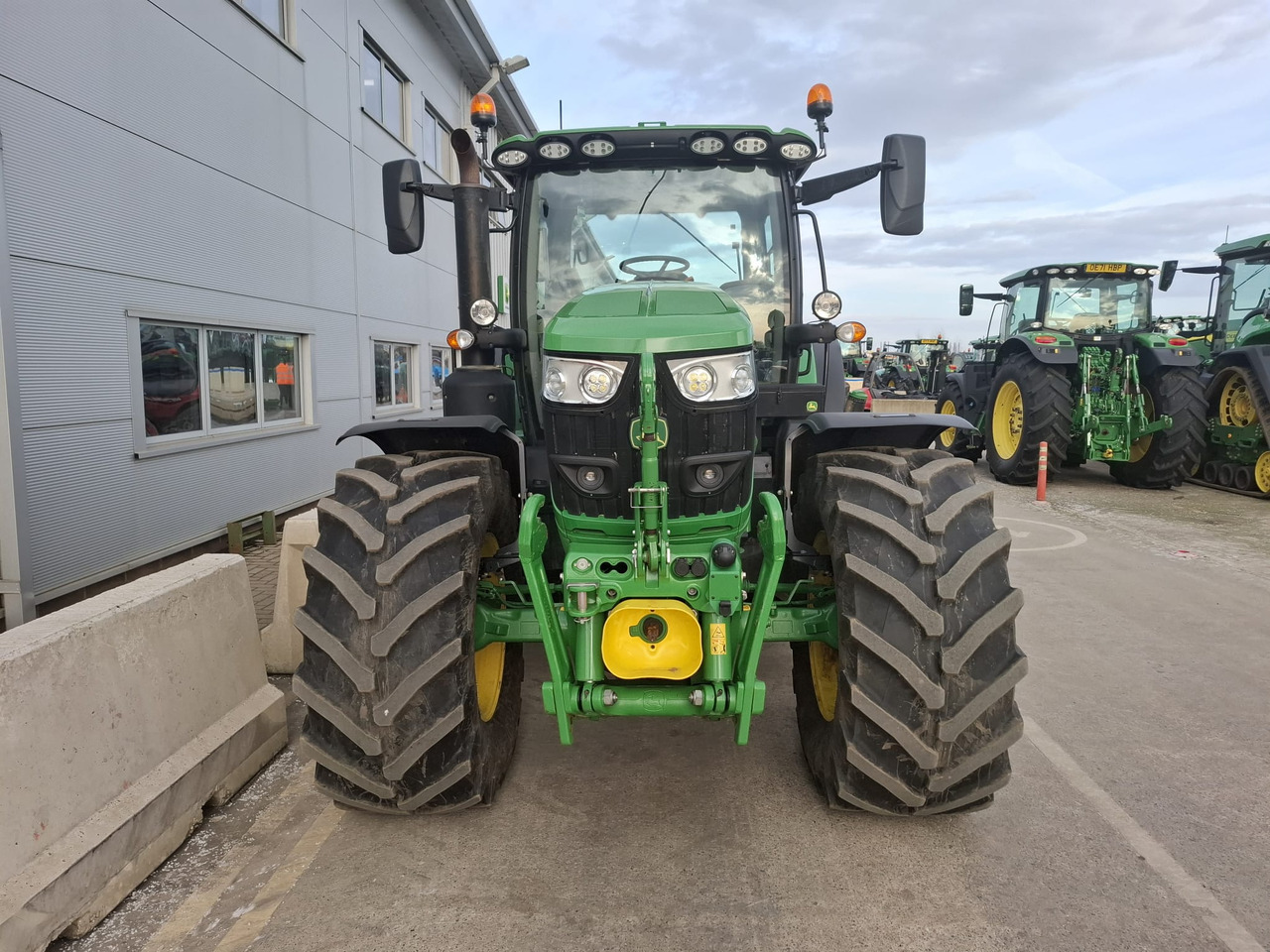 Трактор John Deere 6R 155: фото 6