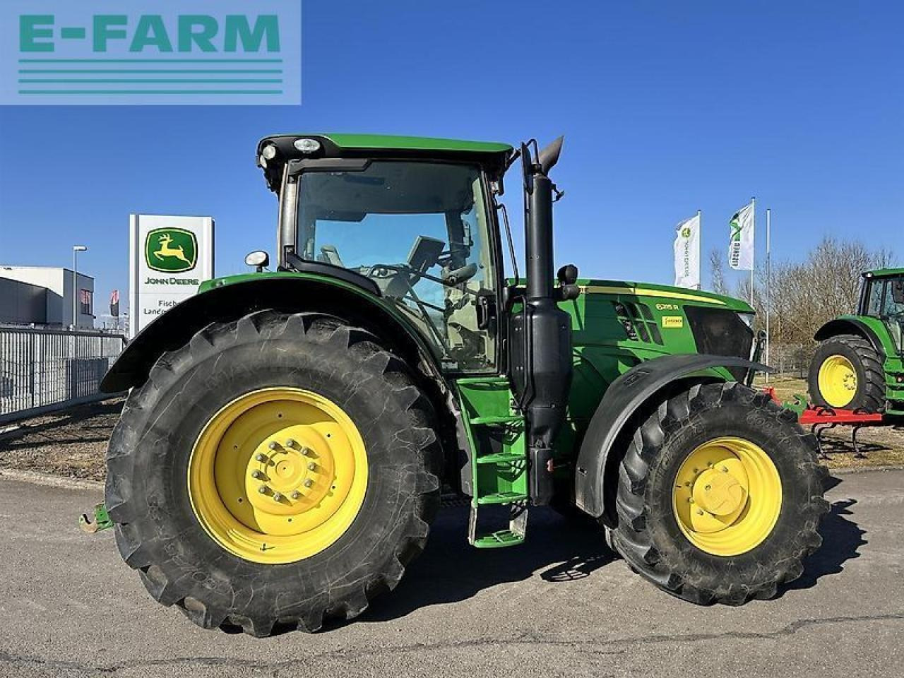 Трактор John Deere 6215r: фото 6