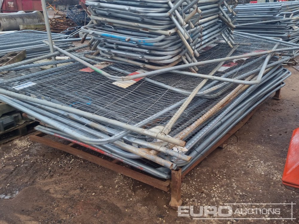 Строительное оборудование Stillage of Heras Fencing, Pallet of Fencing Feet (2 of), Pallet of Breeze Blocks, Bundle of Metal Safety Barriers: фото 6