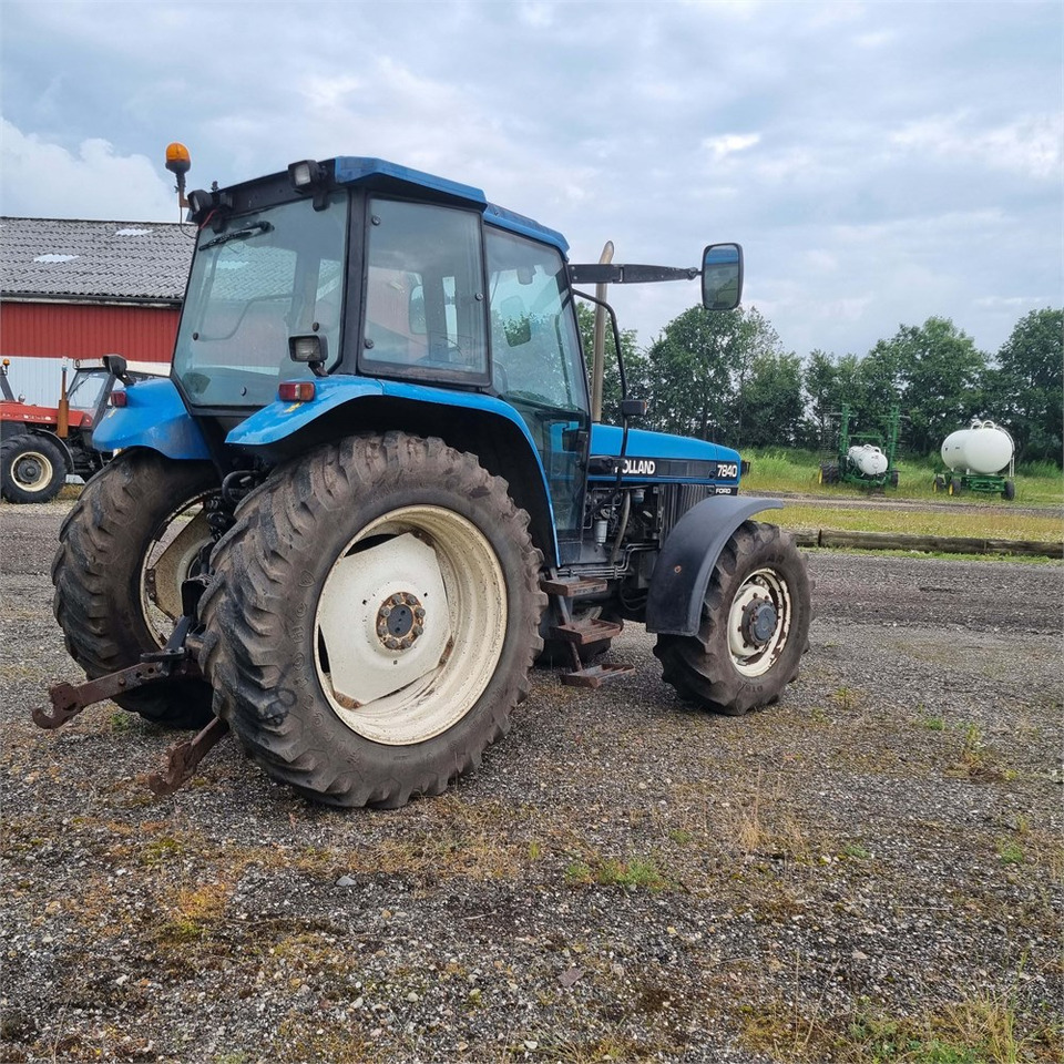 Трактор New Holland 7840: фото 7